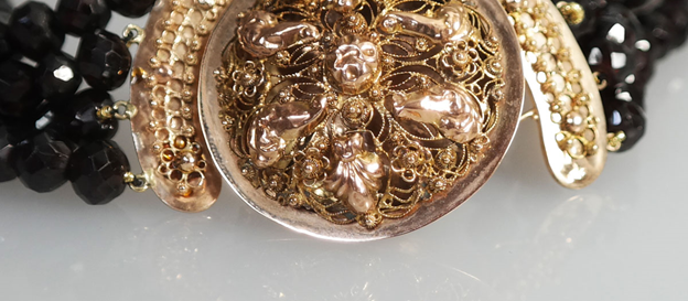 Antiek collier van granaat met gouden streekslot