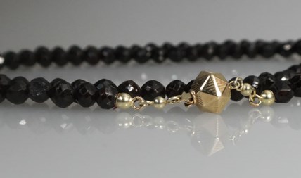 Antiek granaten ketting met gouden sluiting