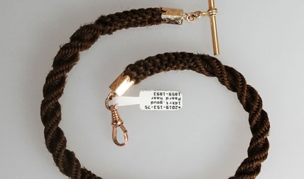 Verkocht! Antieke paardenharen horlogeketting met gouden ornamenten