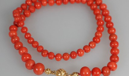 Antiek bloedkoralen ketting met gouden sluiting