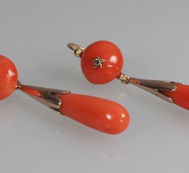 Antieke gouden oorbellen met bloedkoralen pegel