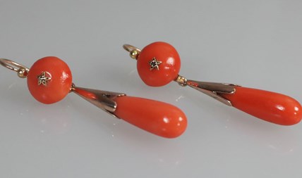 Antieke gouden oorbellen met bloedkoralen pegel