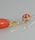 Antieke gouden oorbellen met bloedkoraal