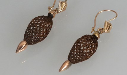 Antieke gouden oorbellen met haar