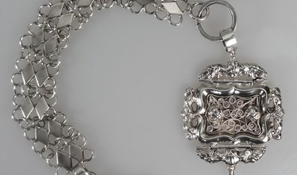 Antieke zilveren horlogeketting met sleutel