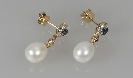 Gouden oorbellen met parels, diamanten en saffier