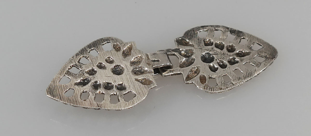 Antiek-zilveren-mantelhaak streekdracht Cadzand