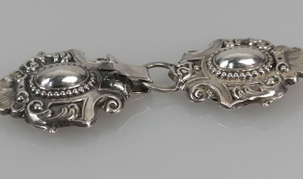 Verkocht! Antieke-zilveren-mantelhaak