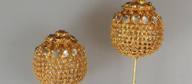 Antieke gouden kroonspelden uit de streekdracht Zuid-Beveland