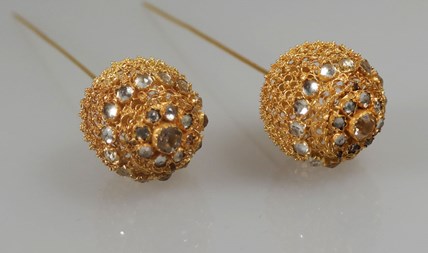 Antieke gouden kroonspelden uit de streekdracht Zuid-Beveland