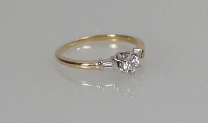 Verkocht! 18-karaats gouden ring met diamant