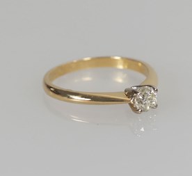 Verkocht!  18-karaats gouden solitair ring met diamant