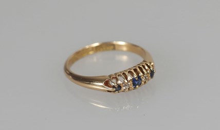 Antieke 18-karaats gouden ring met diamant en blauw saffier