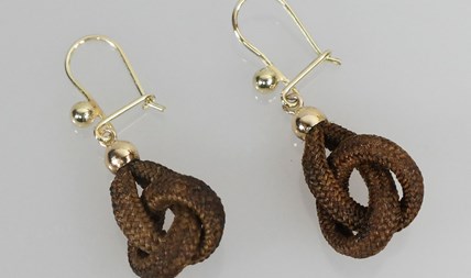 Antieke gouden oorbellen met haar