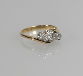 Antieke 18-karaats gouden ring met drie diamanten