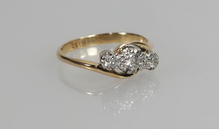 Antieke 18-karaats gouden ring met drie diamanten