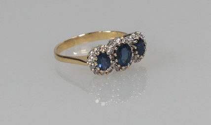 Verkocht! 18-karaats gouden ring met saffier en diamant
