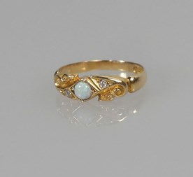 Antieke 18-karaats gouden ring met diamant en opaal