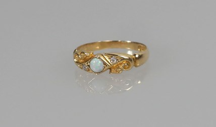 Verkocht! Antieke 18-karaats gouden ring met diamant en opaal