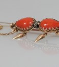Antieke gouden broche met bloedkoraal