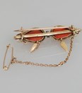 Antieke gouden broche met bloedkoraal