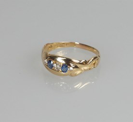 Antieke 18-karaats gouden ring met diamant en saffier