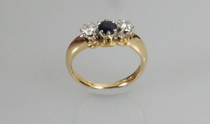 18-karaats gouden 3-steens ring met diamant en saffier