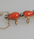 Antieke gouden broche met bloedkoraal