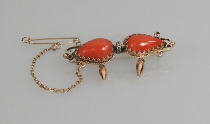 Antieke gouden broche met bloedkoraal