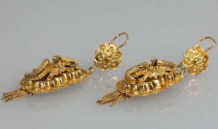 Antieke gouden streekdracht oorbellen