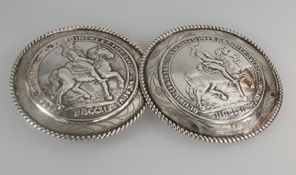 Verkocht! Antieke zilveren broekstukken streekdracht Zeeland