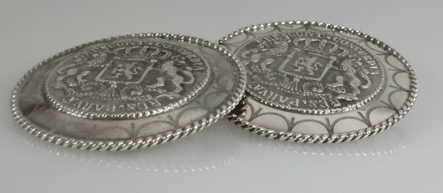 Antieke zilveren broekstukken streekdracht Walcheren