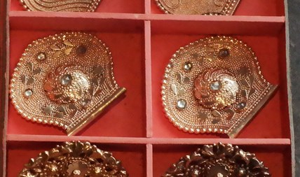 Antieke gouden knoppen voor Fries oorijzer