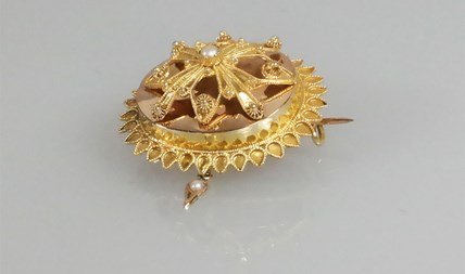 Antieke gouden streekdracht broche met pareltjes