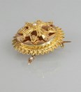 Antieke gouden streekdracht broche met pareltjes