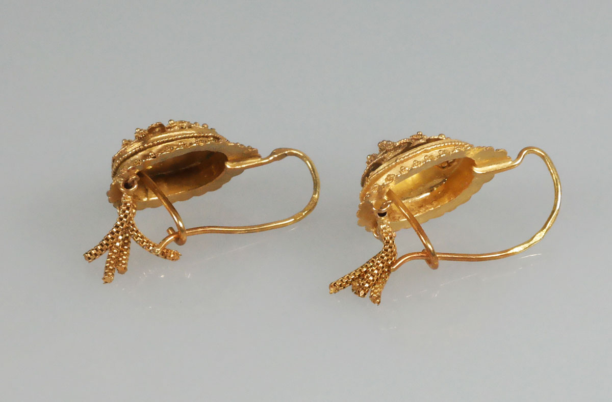 Antieke gouden streekdracht oorbellen Antieke Sieraden - Kroone & Co