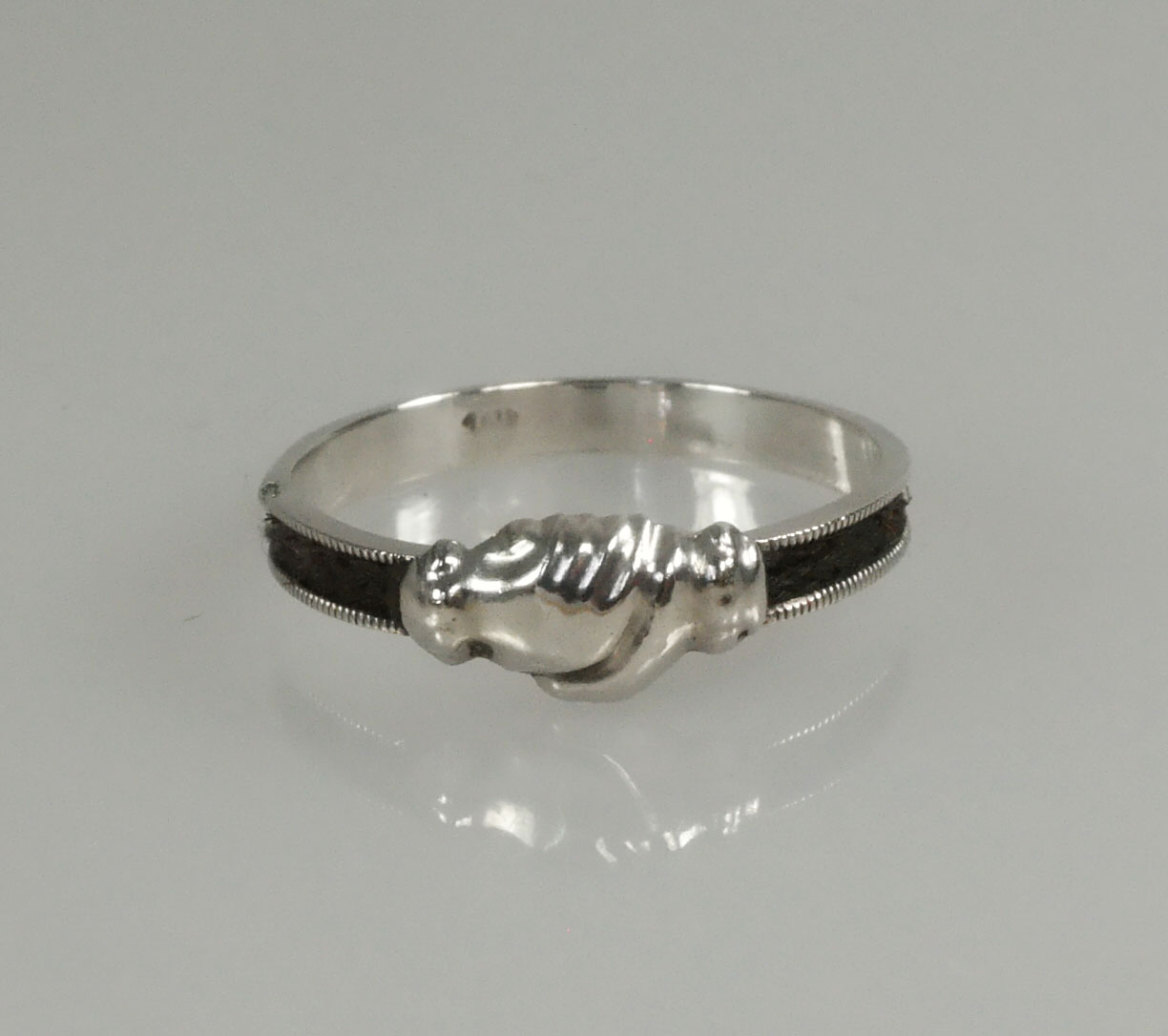 een keer mannelijk merknaam Antieke zilveren streekdracht ring met haar - Antieke Sieraden - Kroone & Co