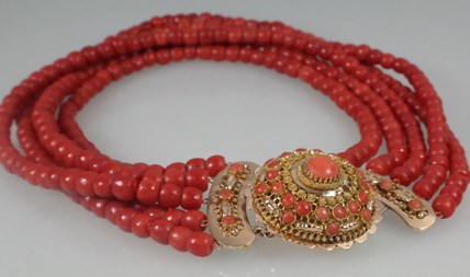 Antiek bloedkoralen ketting met gouden slot