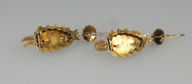 Antieke gouden mutsenbellen met bloedkoraal