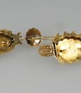 Antieke gouden mutsenbellen met bloedkoraal