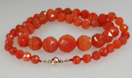 Antieke ketting van karneool met gouden slot