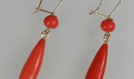 Antieke gouden oorbellen met bloedkoraal