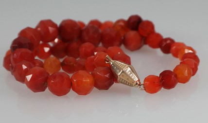 Verkocht! Antieke ketting van karneool met gouden sluiting