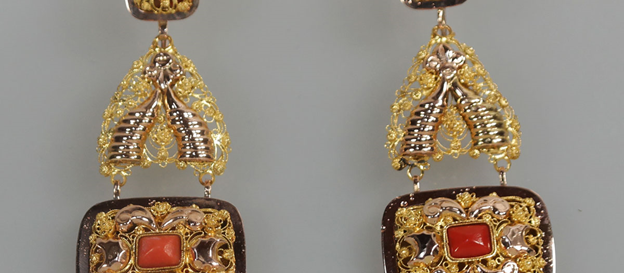 Antieke gouden oorbellen streekdracht Cadzand Zeeland