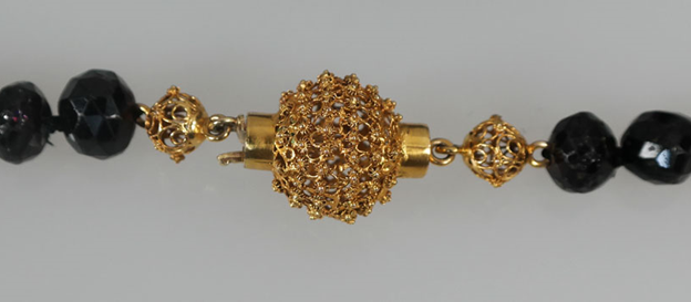 Antiek granaten ketting met gouden cantille slot