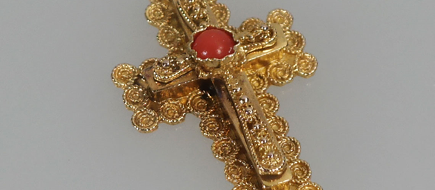 Antiek gouden kruisje met bloedkoraal