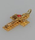 Antiek gouden kruisje met bloedkoraal