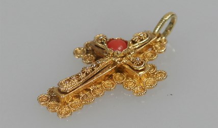 Antiek gouden kruisje met bloedkoraal
