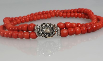 Antieke bloedkoralen ketting met diamanten bootsluiting