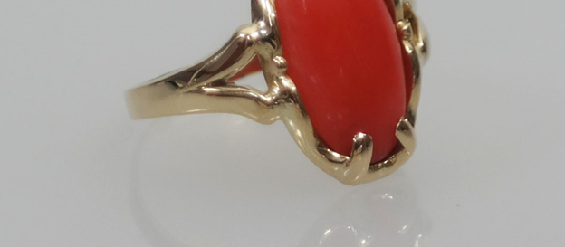 Gouden ring met bloedkoraal